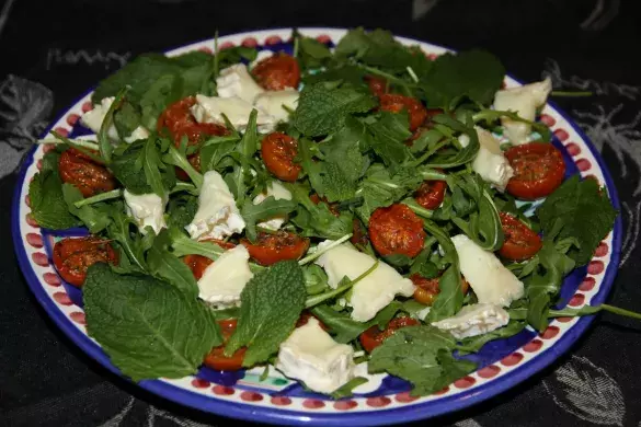 Зеленый салат с мягким сыром