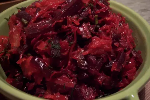 Капуста, тушенная со свеклой