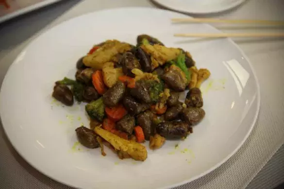 Тушеные куриные сердца с овощами