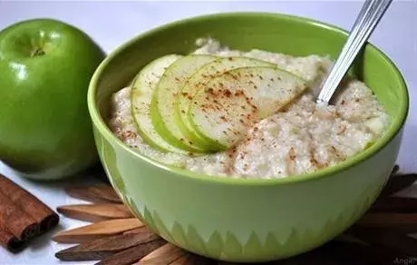 Овсянка с корицей и яблоком