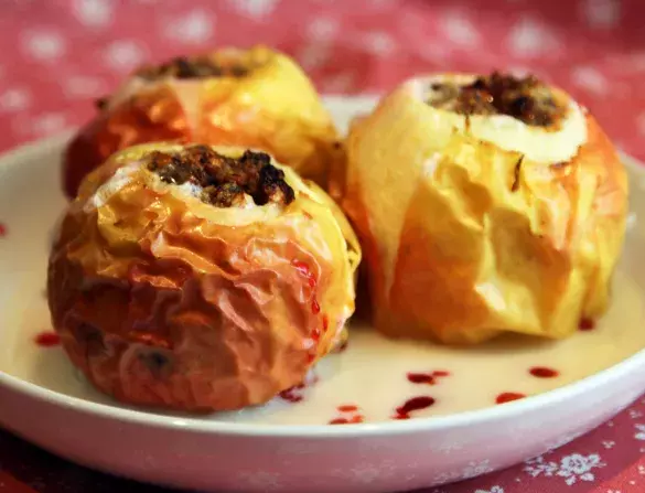 Печеные дольки яблок и груш с корицей