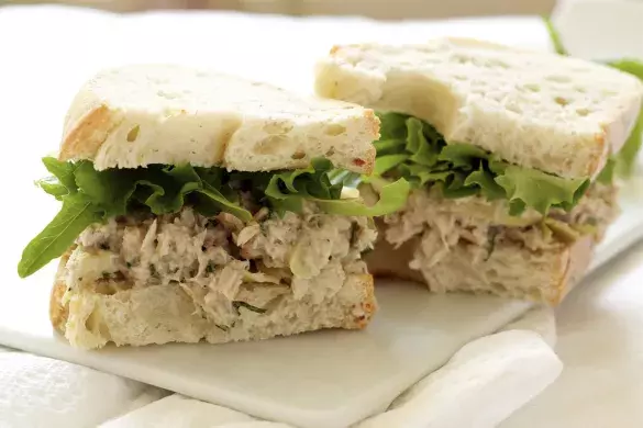 Сэндвичи с тунцом и салатом