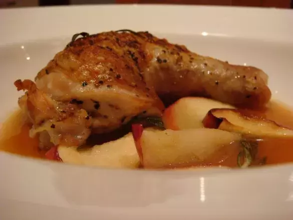 Куриные ножки с сухофруктами и яблоками