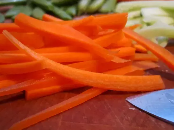 Морковный салат с имбирной заправкой