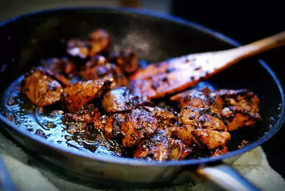 Ужин с куриной печенью в красном вине