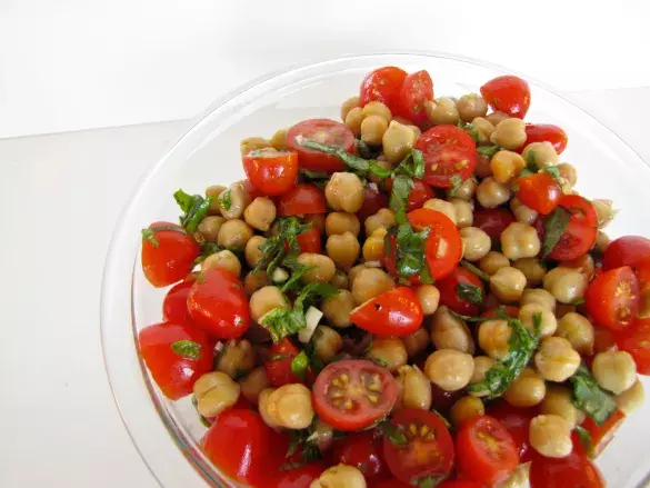 Ужин с салатом из нута с черри