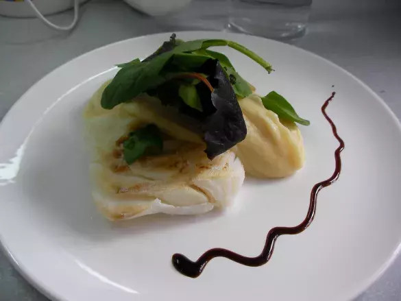 Отварная треска с зеленым салатом