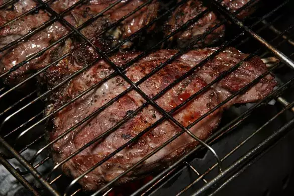 Мини-стейк из говядины с черным перцем и чесноком