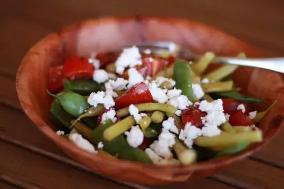 Салат из зеленой фасоли с брынзой