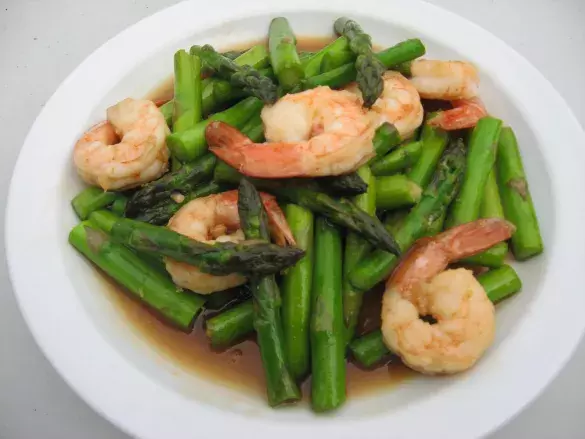 Теплый салат с креветками