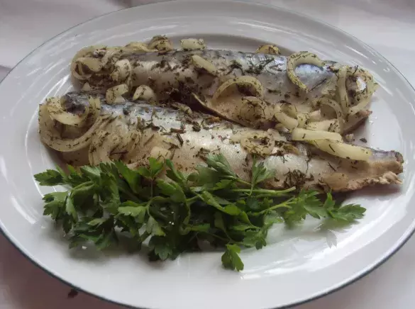 Запеченная рыба с луком и зеленью