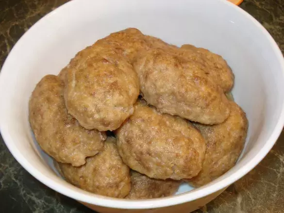 Запеченные котлеты из мяса с овощами
