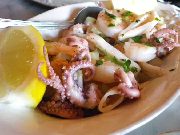 Легкий салат из морепродуктов