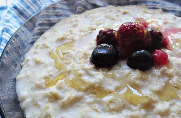Овсяная каша с морожеными ягодами и медом