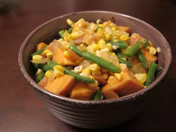 Теплый салат с рыбой и картофелем