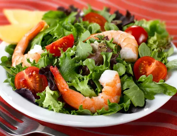 Ужин из салата с креветками