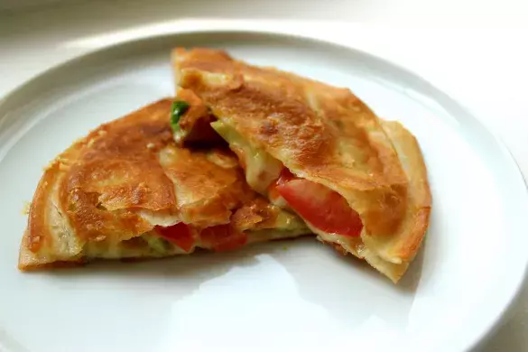 Лаваш с сыром и овощами