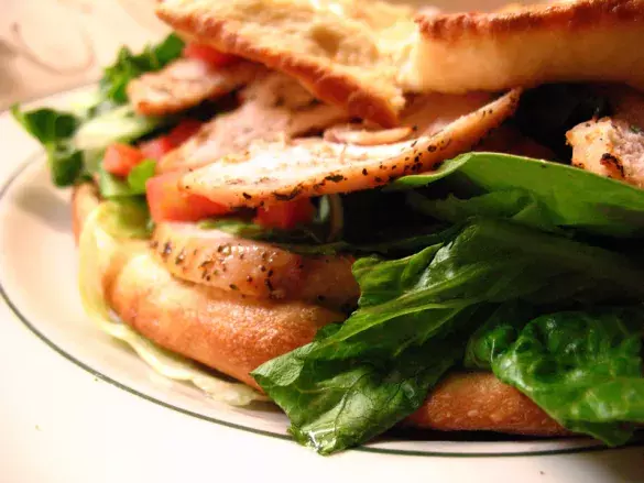 Бутерброд с курицей и томатами