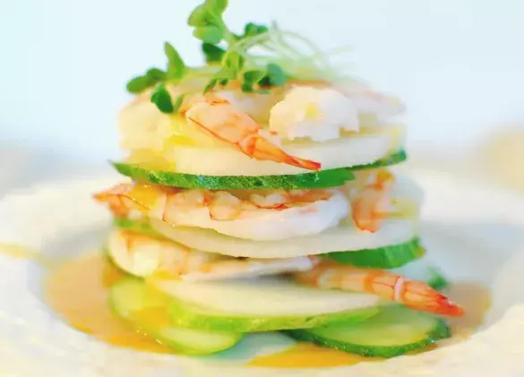 Зеленый салат с креветками и апельсином