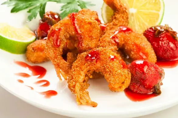 Горячий клубничный салат с креветками