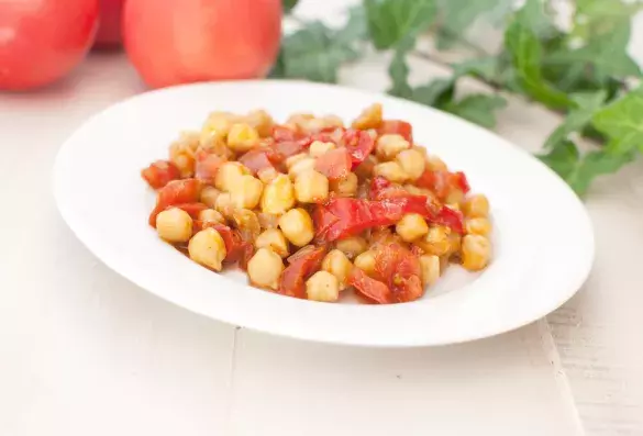 Горох в томатном соусе