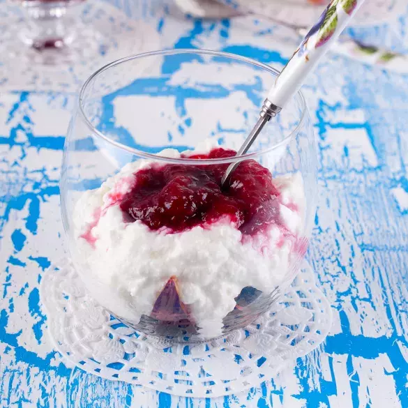 Зерненый творог с джемом