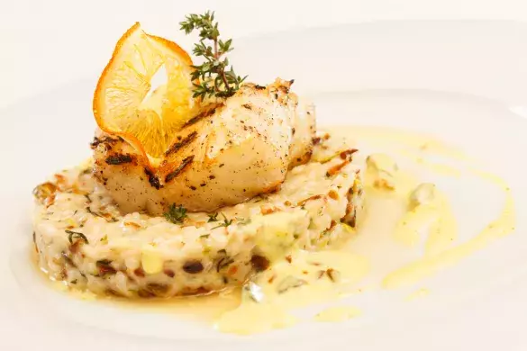 Филе белой рыбы с рисом под сливочным соусом