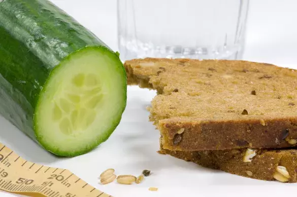 Огурец с черным хлебом