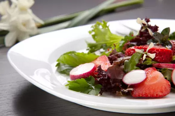 Салат с клубникой и яблоком