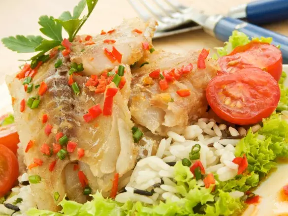 Белая рыба с овощами и рисом