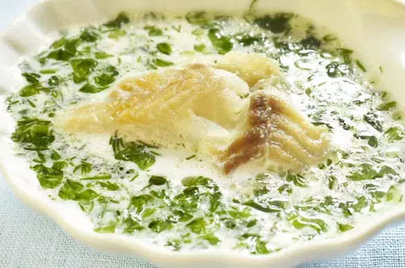 Рыба тушеная в молоке с луком