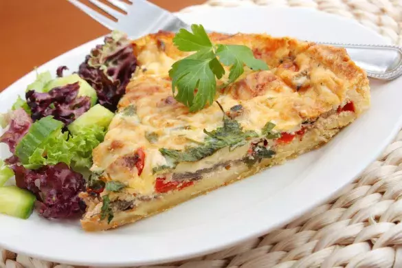 Пирог из куриного мяса с зеленью и творогом