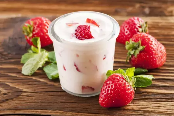 Йогурт с морожеными ягодами
