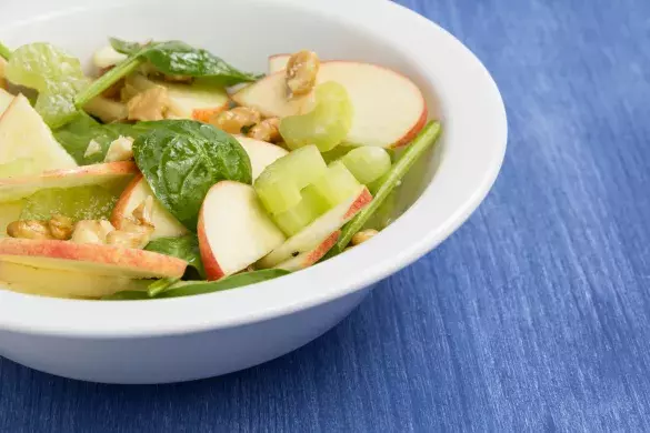 Салат с зелеными яблоками и болгарским перцем