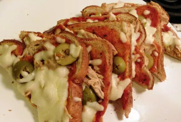 Тосты из ржаного хлеба  с сыром 