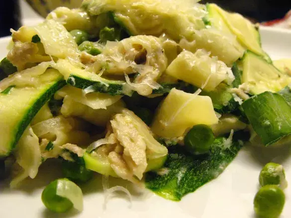 Ужин с салатом из тунца и цукини