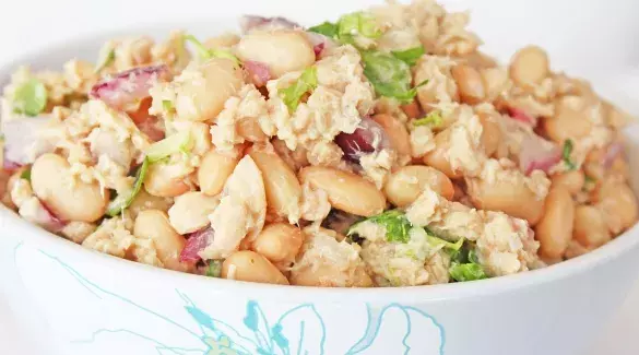 Быстрый обед: острый салат из консервированного лосося с фасолью