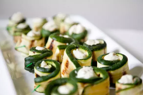 Рулетики из цукини с творогом "Съешь меня"