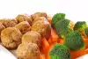 Ужин с рубленными куриными котлетами и брокколи