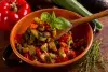 Ужин с отварной курицей и рагу из кабачков