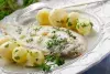 Белая рыба с картофелем под грибным соусом