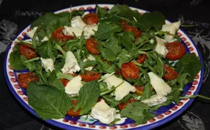 Зеленый салат с мягким сыром