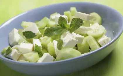 Салат с огурцом и фетой