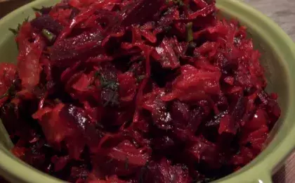 Капуста, тушенная со свеклой