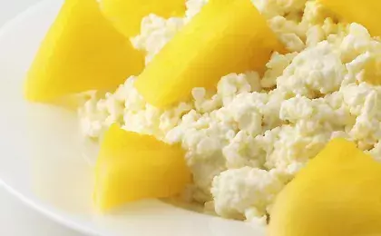 Творог с консервированным фруктами