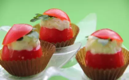 Помидоры с огурцами и яблоками