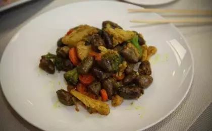 Тушеные куриные сердца с овощами