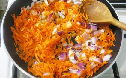 Морковь, тушенная с репчатым луком