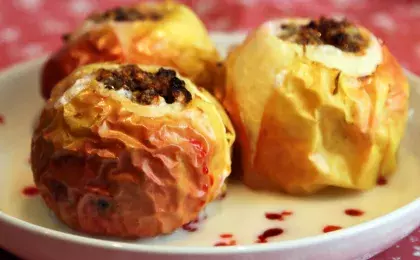 Печеные дольки яблок и груш с корицей