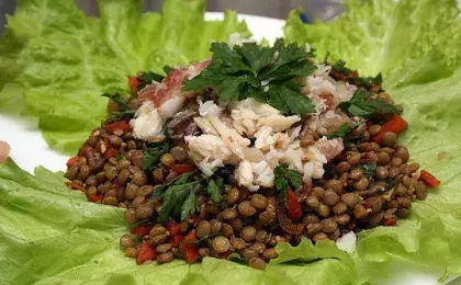 Салат из чечевицы с копченой рыбой